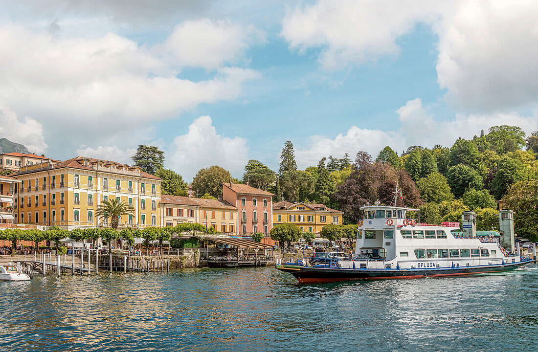 Autofähre an der Seepromenade von Bellagio am Comer See, Lombardei, Italien