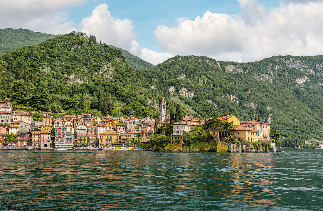 Seepromenade von Varenna am Comer See von der Seeseite gesehen, Lombardei, Italien 