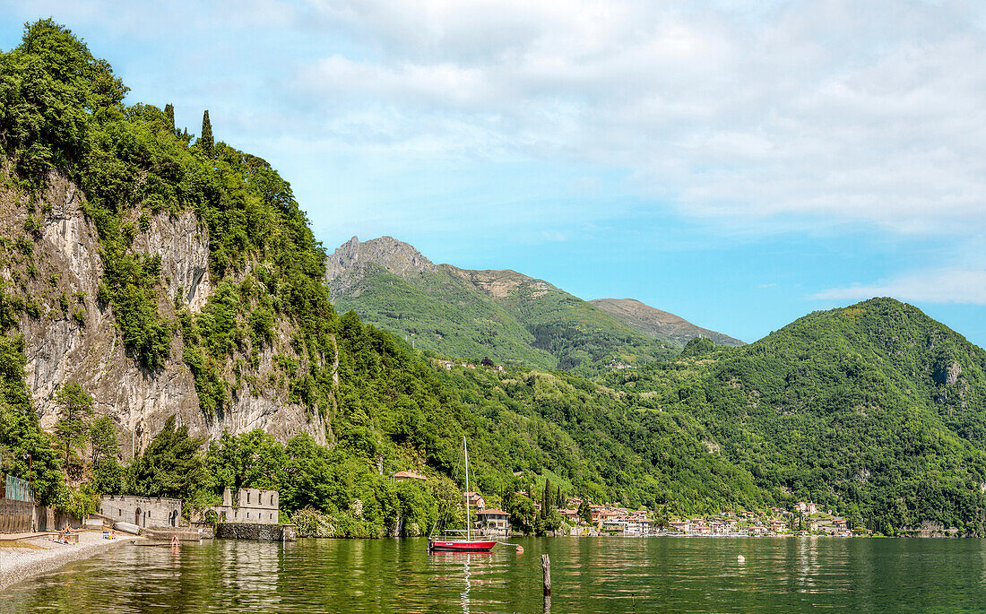 Küste bei Menaggio am Comer See, Lombardei, Italien