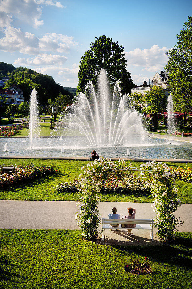 Multimedia Brunnen im Rosengarten von Bad Kissingen, UNESCO Weltkulturerbe „Bedeutende Kurstädte Europas“, Unterfranken, Bayern, Deutschland