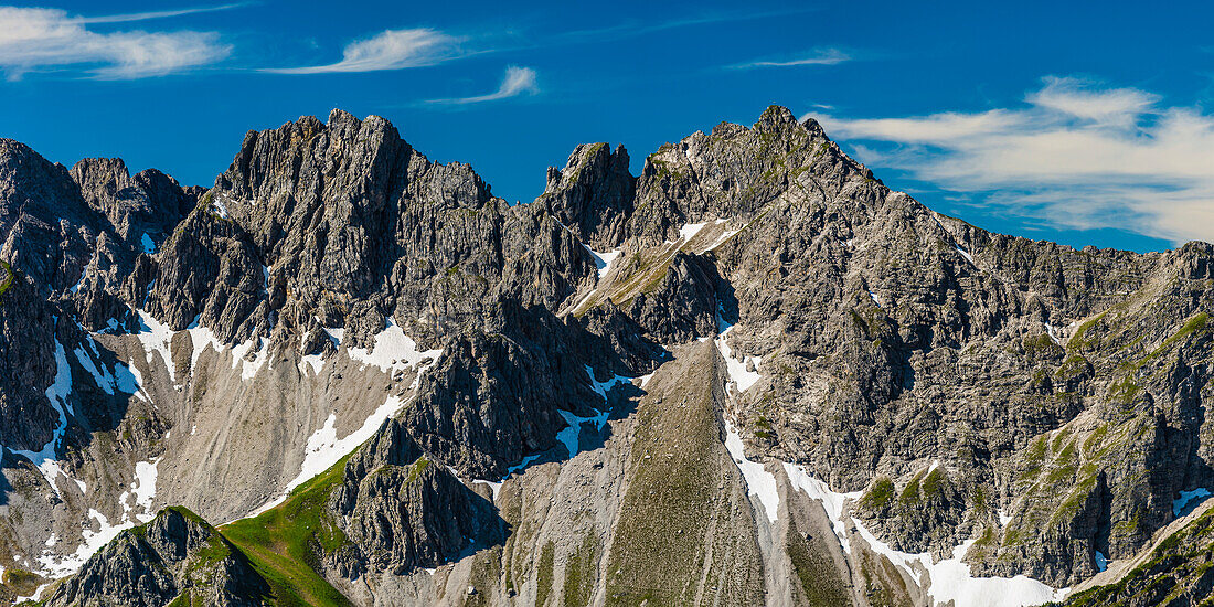 Mountain panorama from Fellhorn, 2038m, to Hochgehrenspitze, 2251m and Walser Hammerspitze, 2170m, Allgäu, Bavaria, Germany, Europe