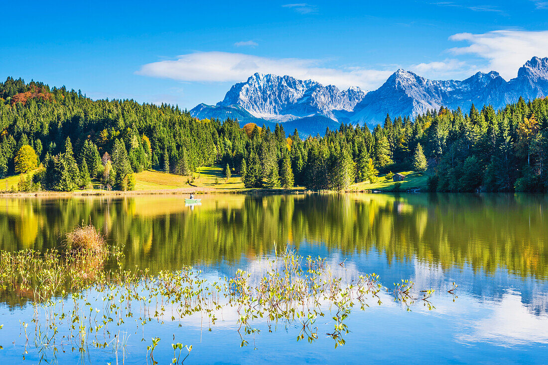 Geroldsee, behind it the Karwendel Mountains, Werdenfelser Land, Upper Bavaria, Bavaria, Germany, Europe