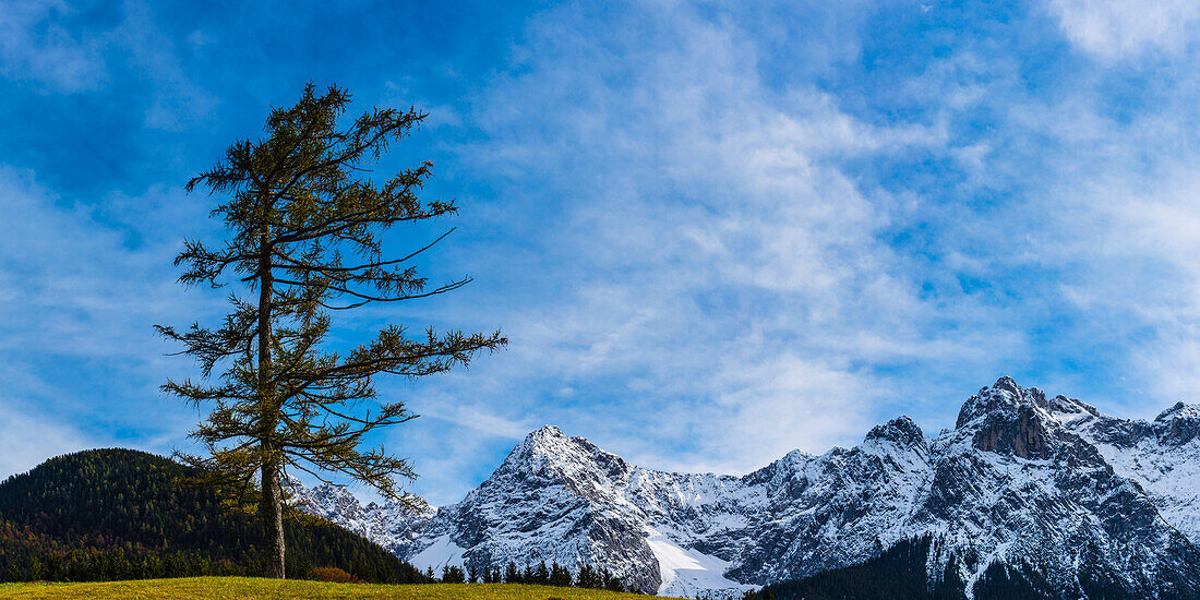Panorama auf das Karwendel bei Mittenwald, Werdenfelser Land, Oberbayern, Bayern, Deutschland, Europa