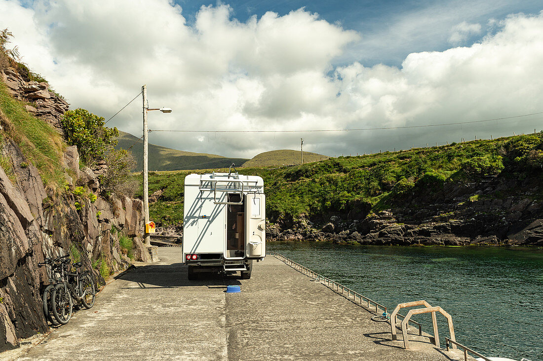 Fahrräder neben einem Van auf einem einsamen Bootsanleger, Brandon Creek, County Kerry, irland