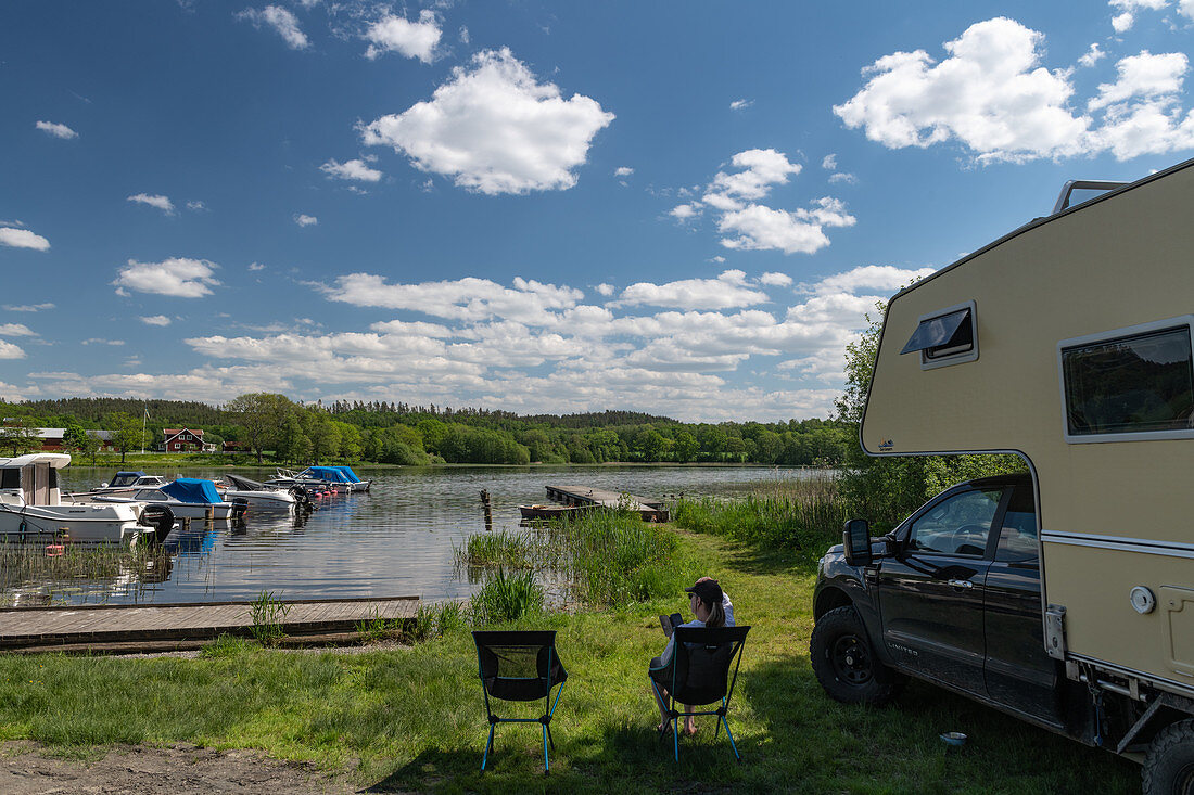 Ein Van direkt an einer kleinen Marina an einem herrlichen Sommertag, Gräfsnäs, Västra Götaland, Schweden