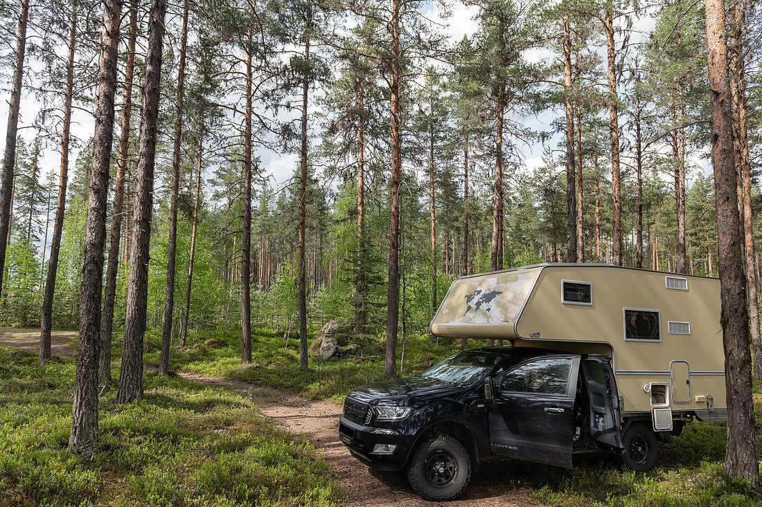 Seitenansicht eines Ford Ranger mit Aufsetzkabine im Wald bei Sveg, Jämtland, Schweden
