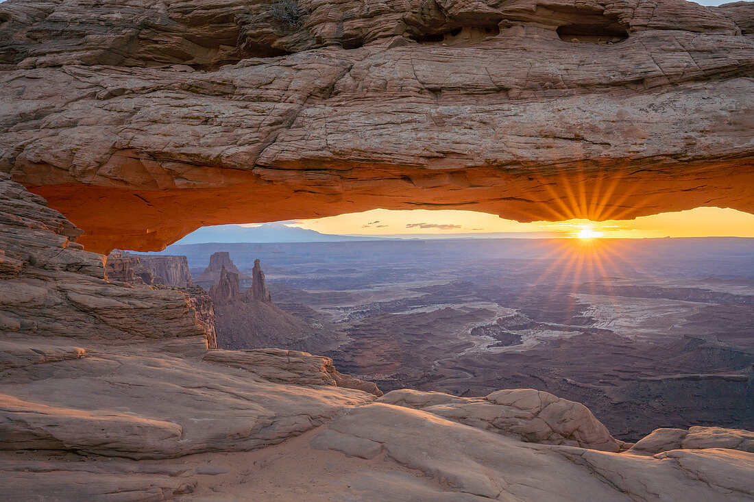 Ansicht des Canyons durch Mesa Arch bei Sonnenaufgang, Canyonlands National Park, Utah, Vereinigte Staaten von Amerika, Nordamerika