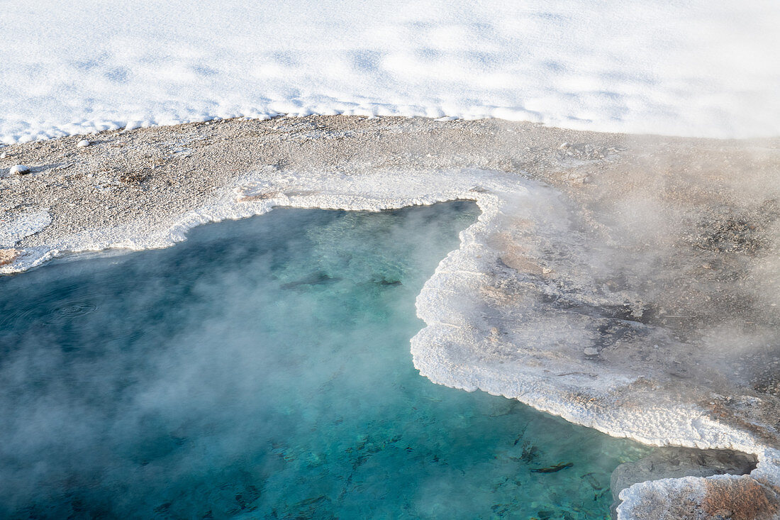 Hellblaues thermisches Merkmal im Schnee, Yellowstone-Nationalpark, UNESCO-Weltkulturerbe, Wyoming, Vereinigte Staaten von Amerika, Nordamerika