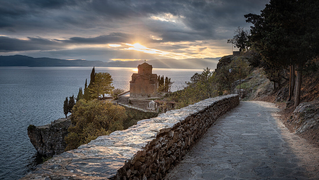 Panorama bei Saint John in Kaneo, einer orthodoxen Kirche auf der Klippe mit Blick auf den Ohridsee, UNESCO-Weltkulturerbe, Ohrid, Nordmakedonien, Europa