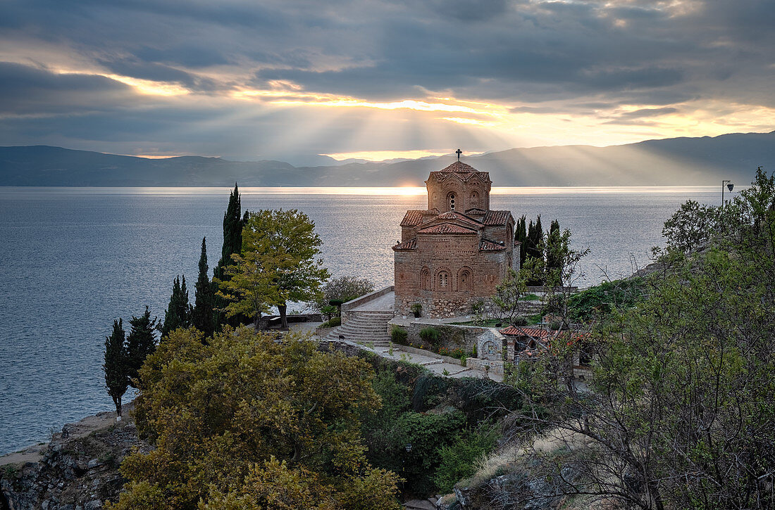 Sonnenuntergang bei Saint John in Kaneo, einer orthodoxen Kirche auf der Klippe mit Blick auf den Ohridsee, UNESCO-Weltkulturerbe, Ohrid, Nordmakedonien, Europa