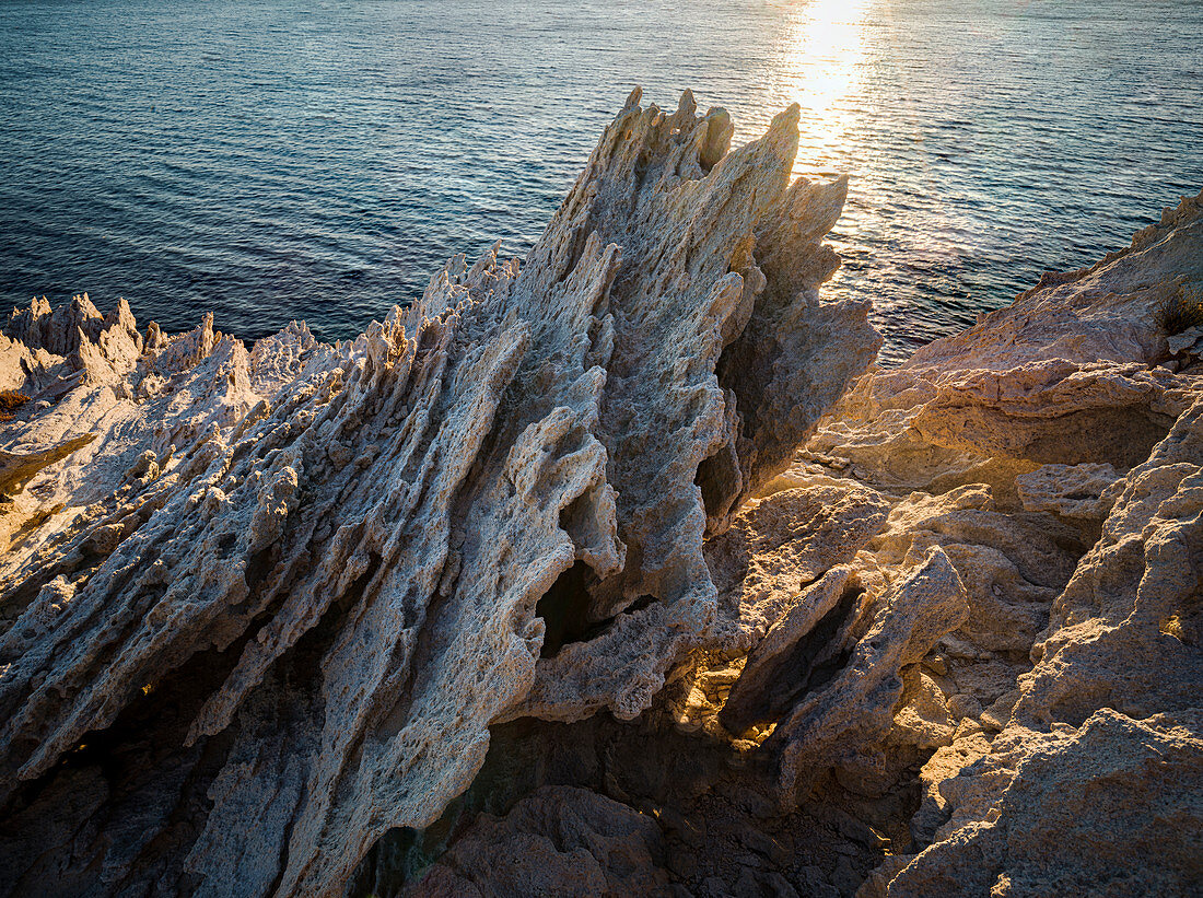 Stacheliger harter Fels auf Antiparos Island, Kykladen, griechischen Inseln, Griechenland, Europa