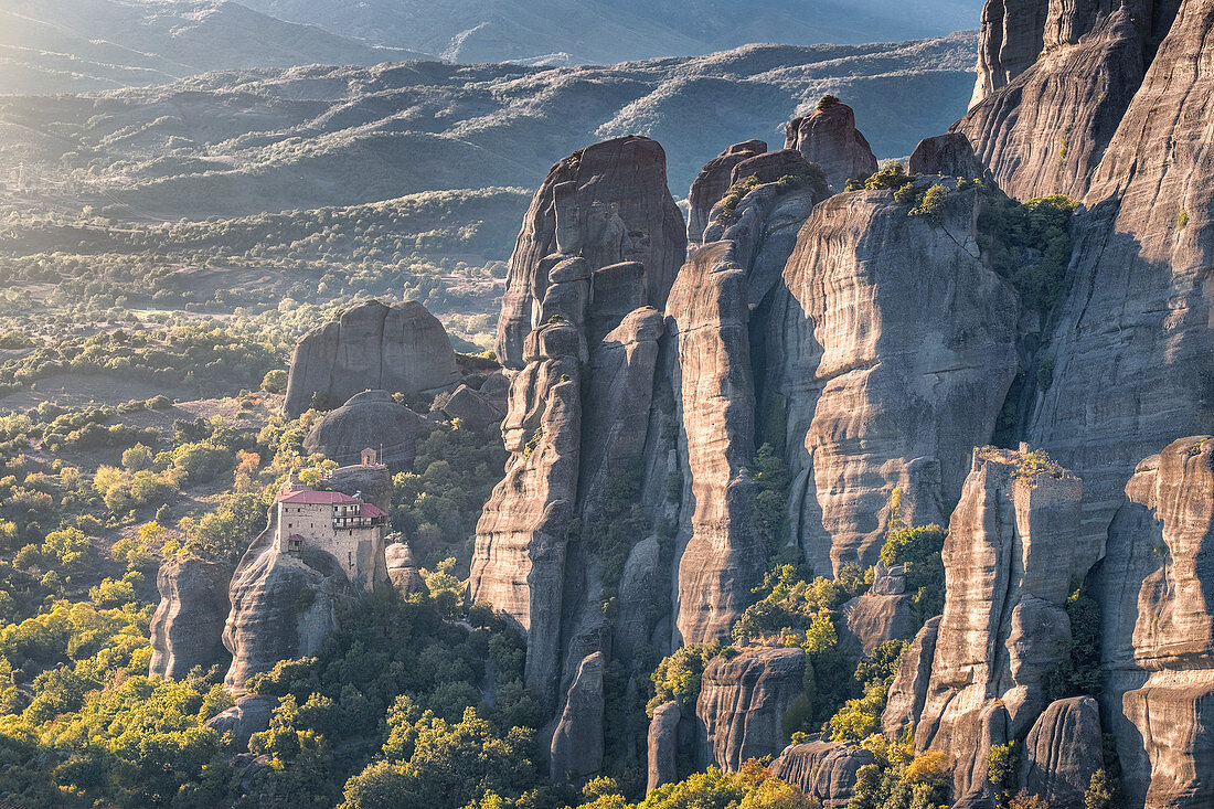 Sonnenuntergang auf Agios Nikolaos Kloster in Meteora, UNESCO-Weltkulturerbe, Thessalien, Griechenland, Europa