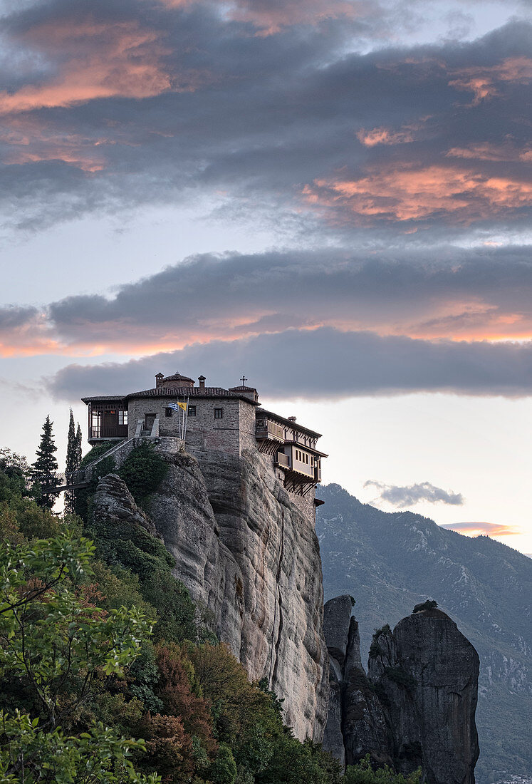 Wolken bei Sonnenuntergang über Roussanou (St. Barbara) Kloster, Meteora, UNESCO-Weltkulturerbe, Thessalien, Griechenland, Europa