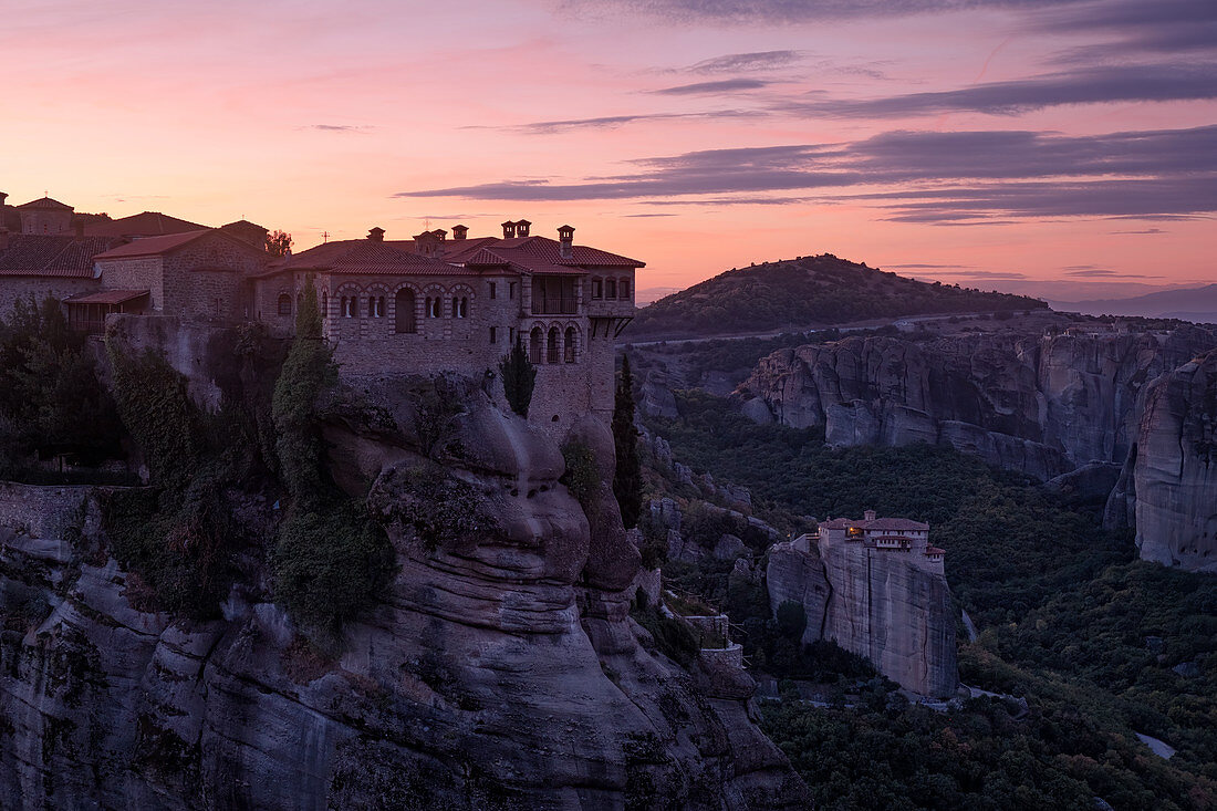 Ein rosa Sonnenaufgang auf Varlaam-Kloster, Meteora, UNESCO-Weltkulturerbe, Thessalien, Griechenland, Europa