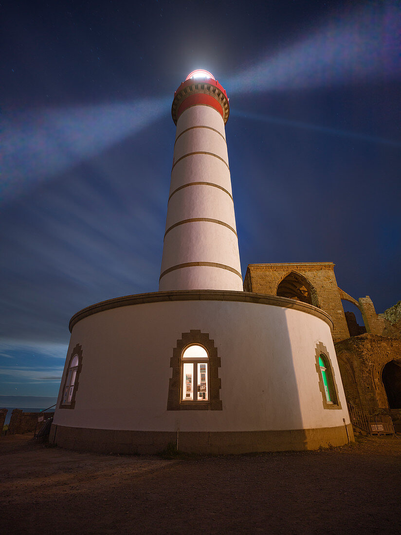 Saint-Mathieu Leuchtturm bei Nacht, Finistère, Bretagne, Frankreich, Europa