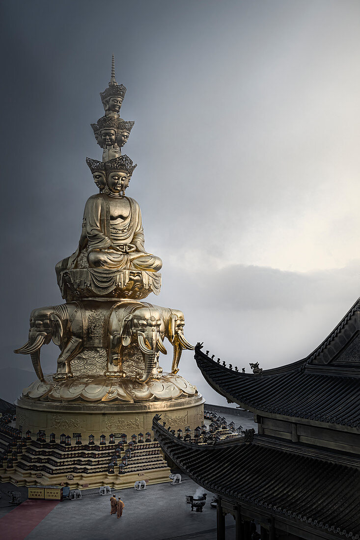 Der buddhistische Schrein des Goldenen Gipfels hat seinen Namen von dieser riesigen goldenen Statue von Puxian (Samantabhadra), Emeishan, Sichuan, China, Asien