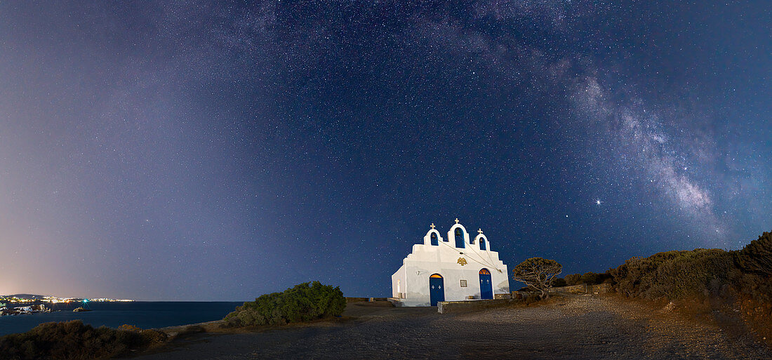 Milchstraße Bögen über Agios Georgios auf Paros Island, Kykladen, griechischen Inseln, Griechenland, Europa