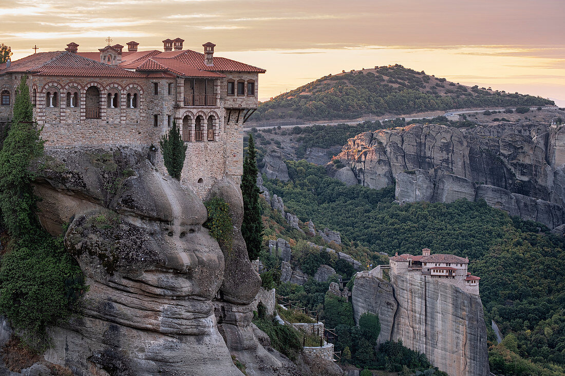 Klöster Varlaam und Roussanou (St. Barbara) bei Sonnenaufgang, Meteora, UNESCO-Weltkulturerbe, Thessalien, Griechenland, Europa