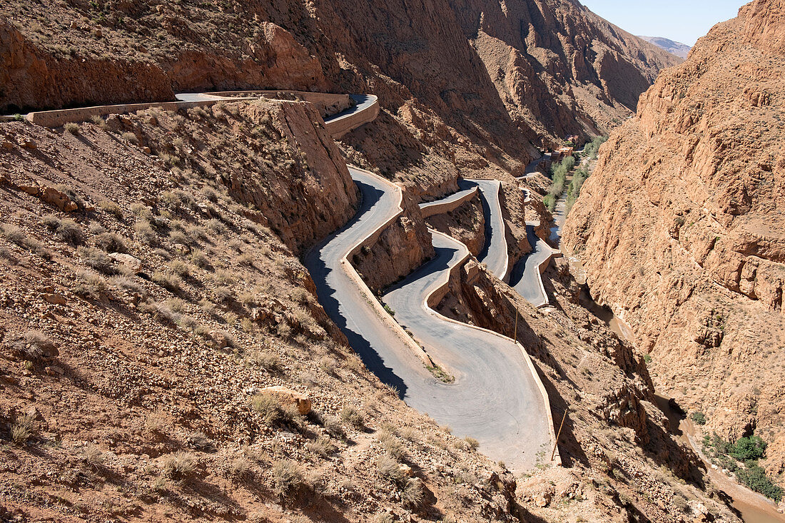 Die kurvenreiche Bergstraße in Dades Gorge, Marokko, Nordafrika, Afrika