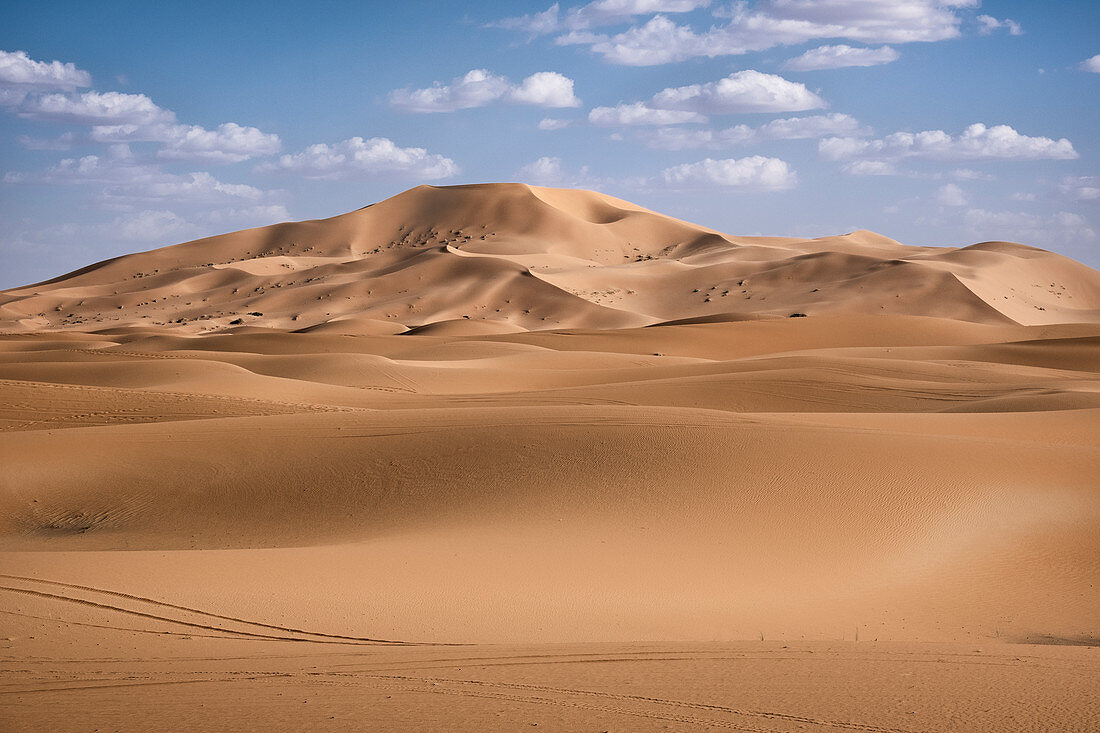 Sanddünen und Wolken in der Sahara, Merzouga, Marokko, Nordafrika, Afrika