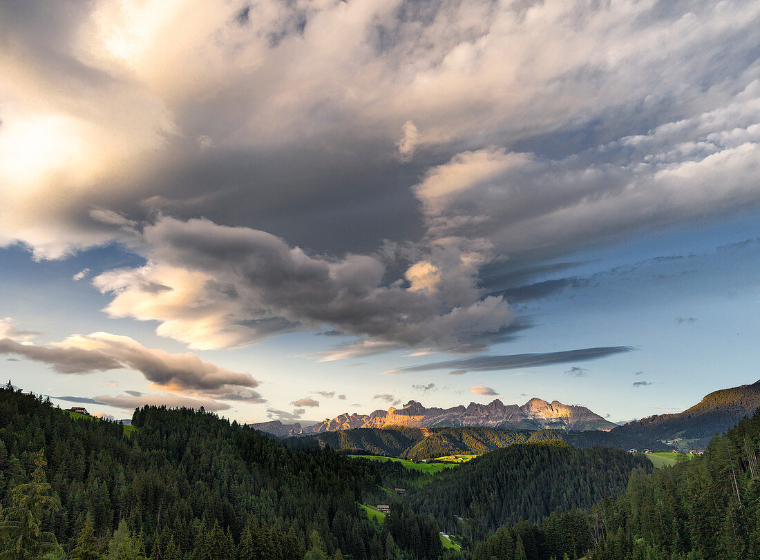 Sonnenuntergang auf Catinaccio Berg in den Dolomiten und Wolkendecke, Trentino-Südtirol, Italien, Europa
