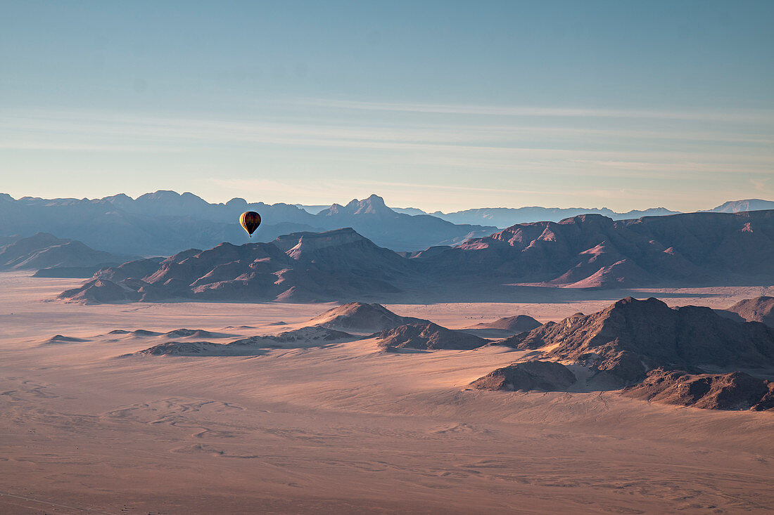 Rocky Mountains, Luftbild mit Heißluftballon, der darüber fliegt, Namibia, Afrika