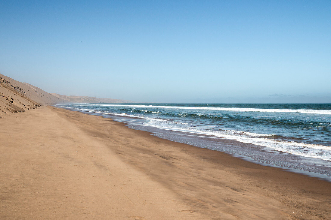 Hohe Sanddünen der Namib-Wüste treffen auf den Ozean, Sandwich Harbour, Namibia, Afrika