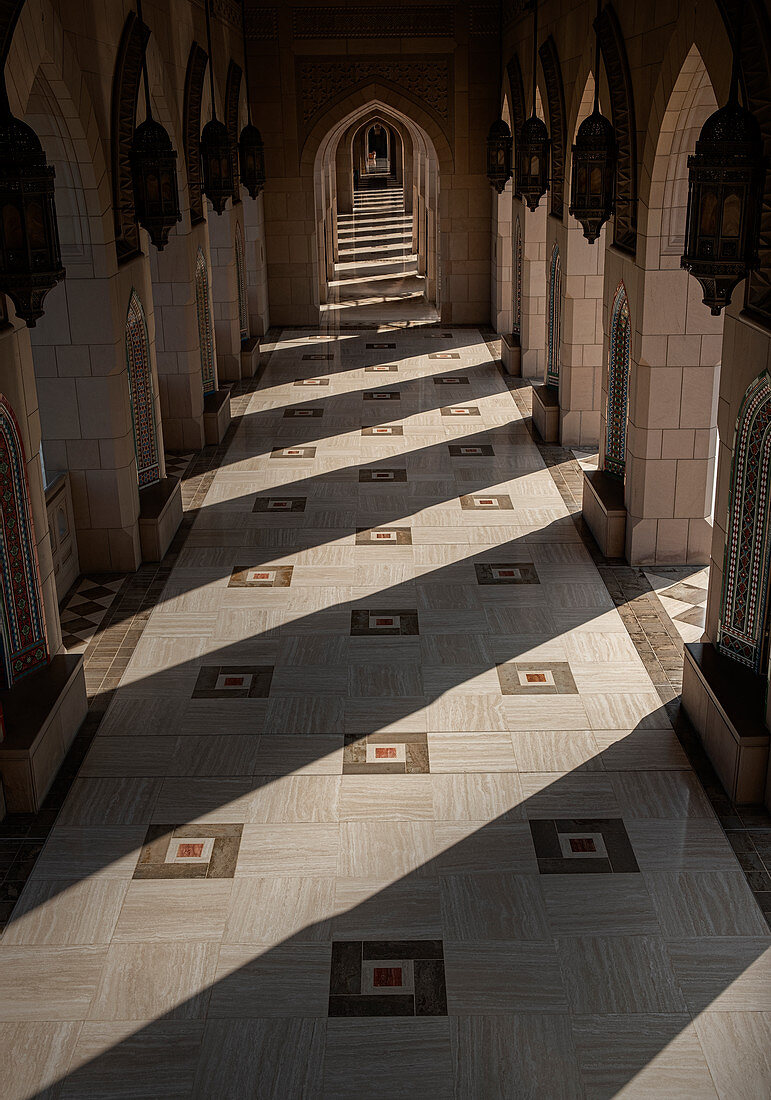 Portiken der Sultan Qaboos Moschee mit Sonnenlicht von der Seite, Maskat, Oman, Naher Osten