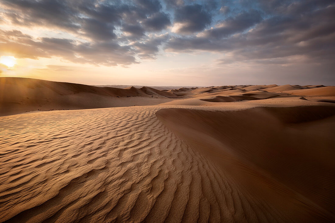 Sanddünen bei Sonnenuntergang in der Wahiba Sands Wüste mit Wolken im Himmel, Oman, Naher Osten