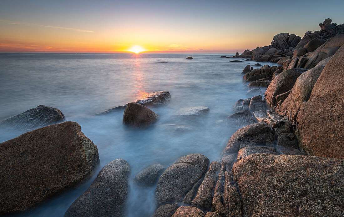 Sonnenuntergang von der felsigen Küste in Couso, La Coruna, Galizien, Spanien, Europa