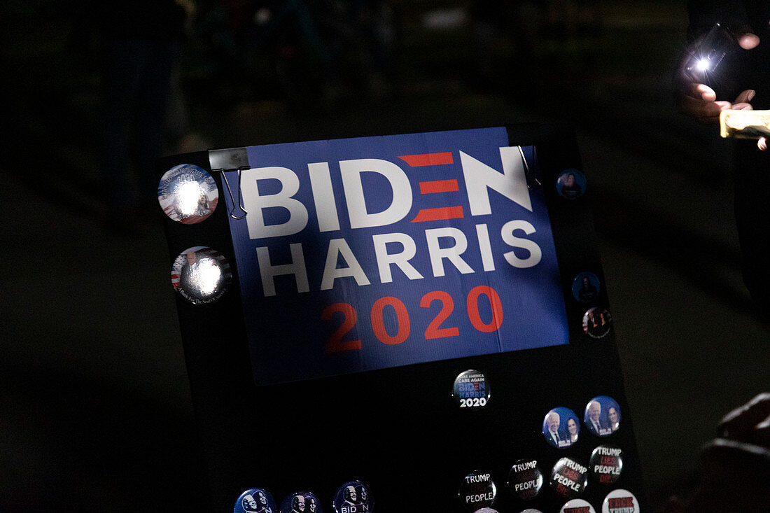 Biden Harris 2020 Politisches Zeichen und Knöpfe bei Nacht