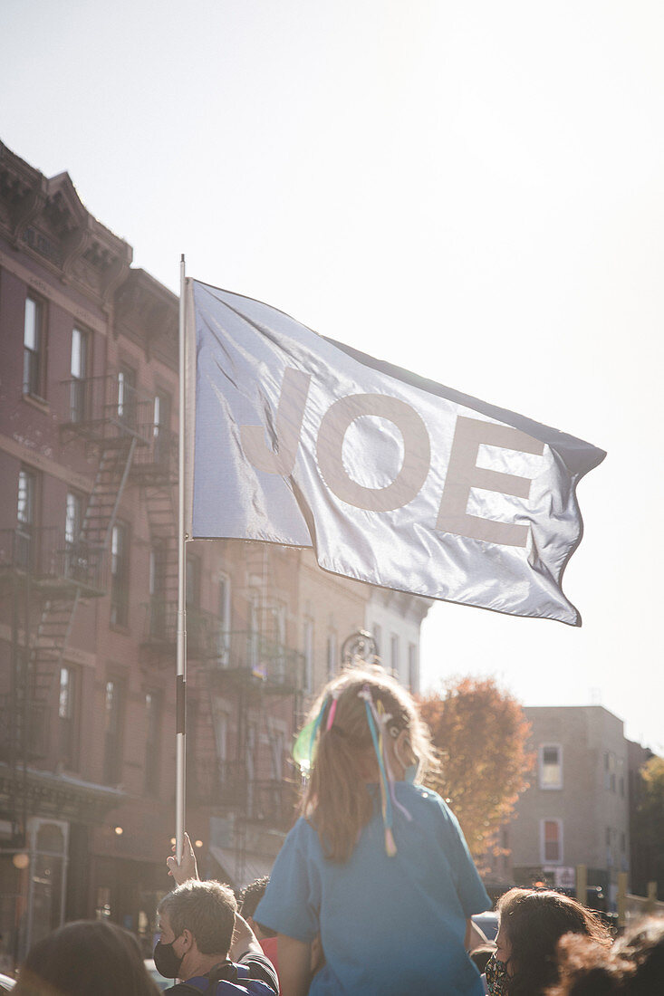 'Joe' Flagge mit jungem Mädchen während der Wahlfeier, Brooklyn, New York, USA