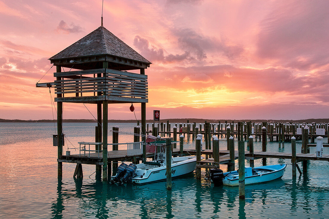 Bahamas, Harbour Island, Sonnenuntergang über Valentins Marina