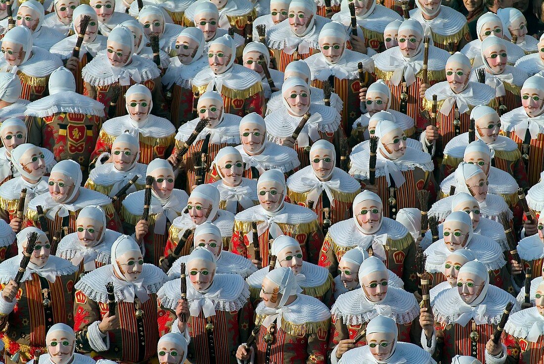 Belgien, Wallonische Region, Provinz Hennegau, Karneval von Binche, am späten Morgen versammeln sich die Gilles und tragen eine Wachsmaske, die die Gleichheit aller symbolisiert