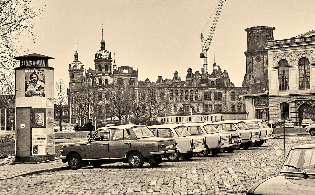 Dresden 1986, eh. DDR, Ruine des Residenzschlosses, im Hintergrund Ruine von St. Trinitatis