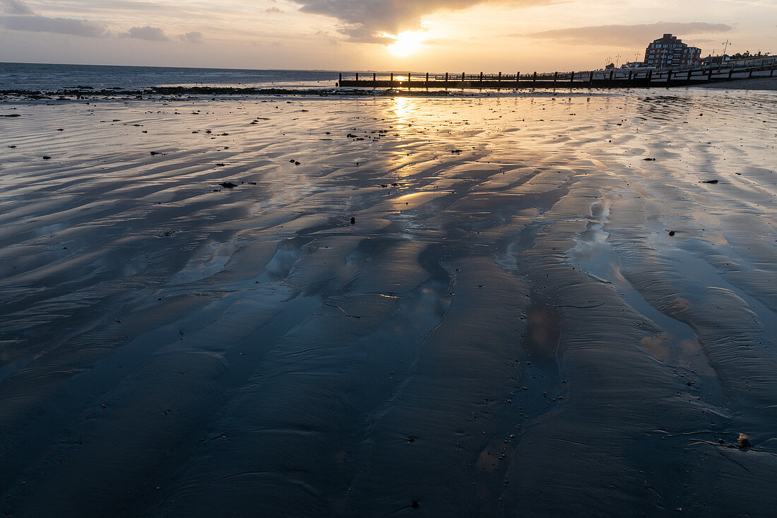 UK, West Sussex, Aldwick beach at sunset