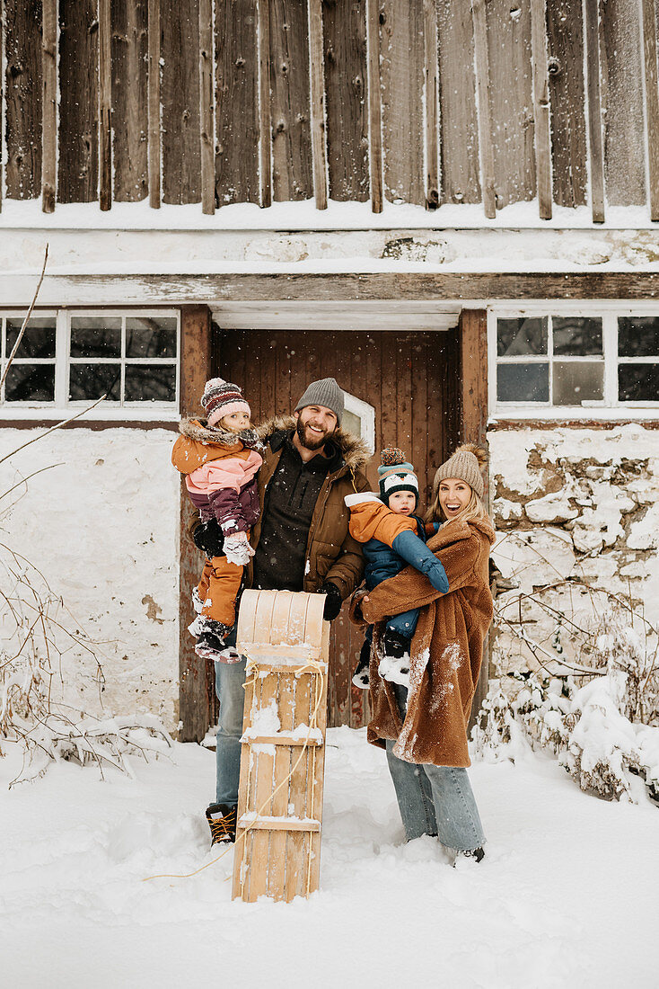 Kanada, Ontario, Winterporträt einer Familie mit Kindern (12-17 Monate, 2-3)