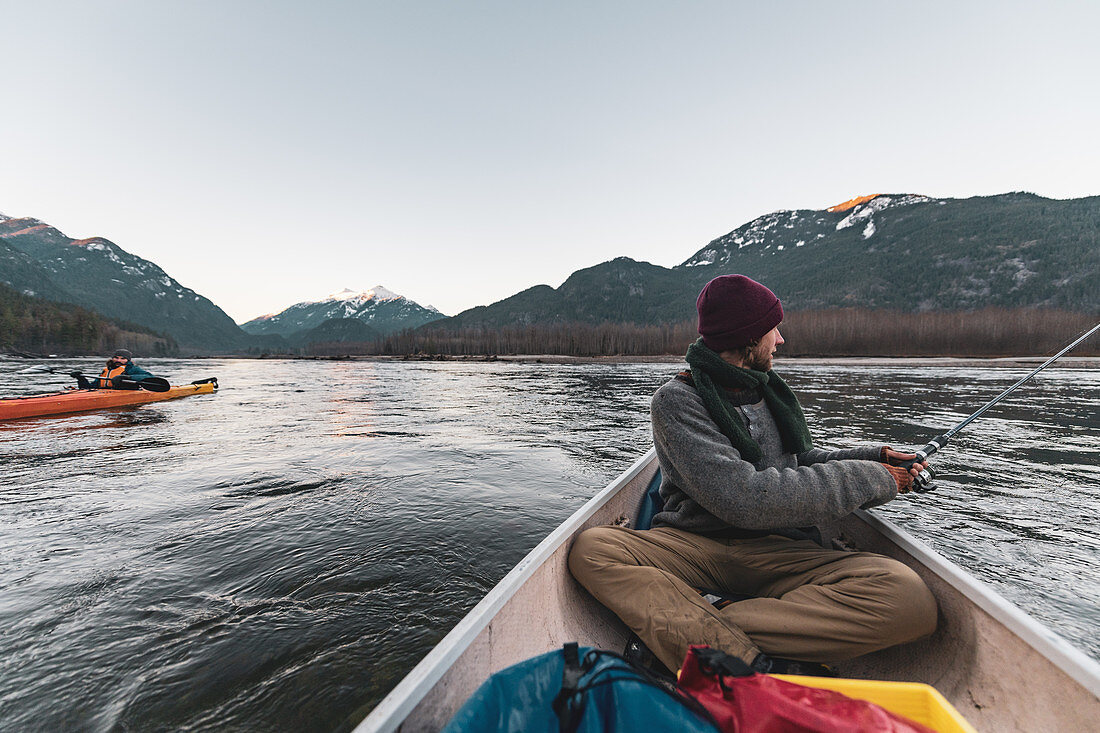 Kanada, British Columbia, Mann angelt vom Kanu aus im Squamish River