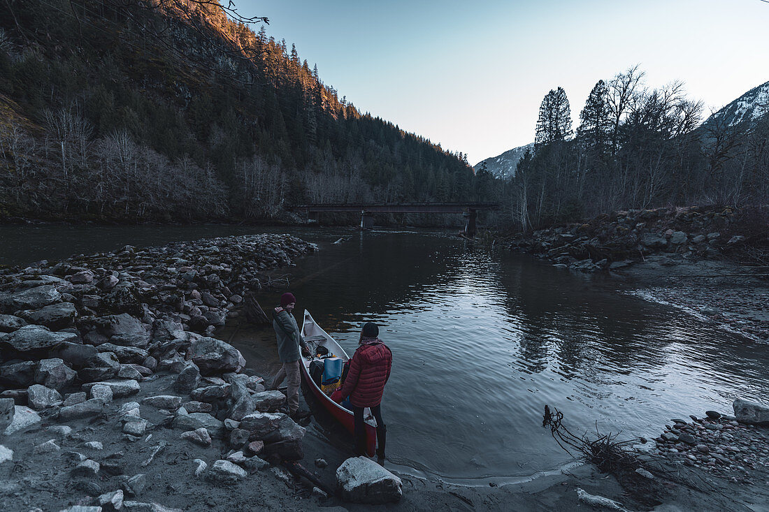 Kanada, British Columbia, Mann und Frau beim Kanufahren im Squamish River