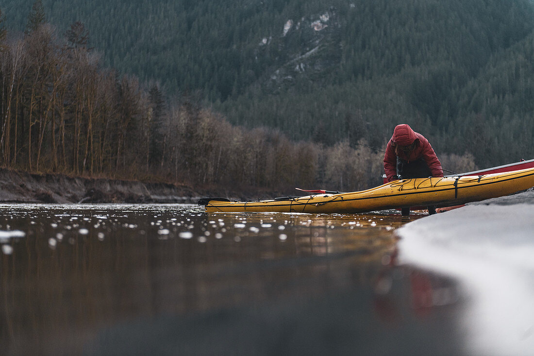 Canada, British Columbia, Woman with kayak at Squamish River