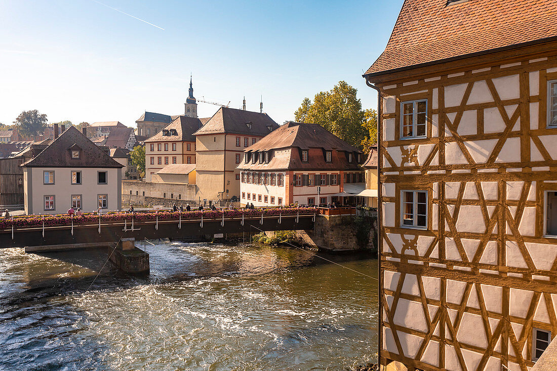 Deutschland, Bayern, Bamberg, Fachwerkhäuser und Brücke über den Fluss