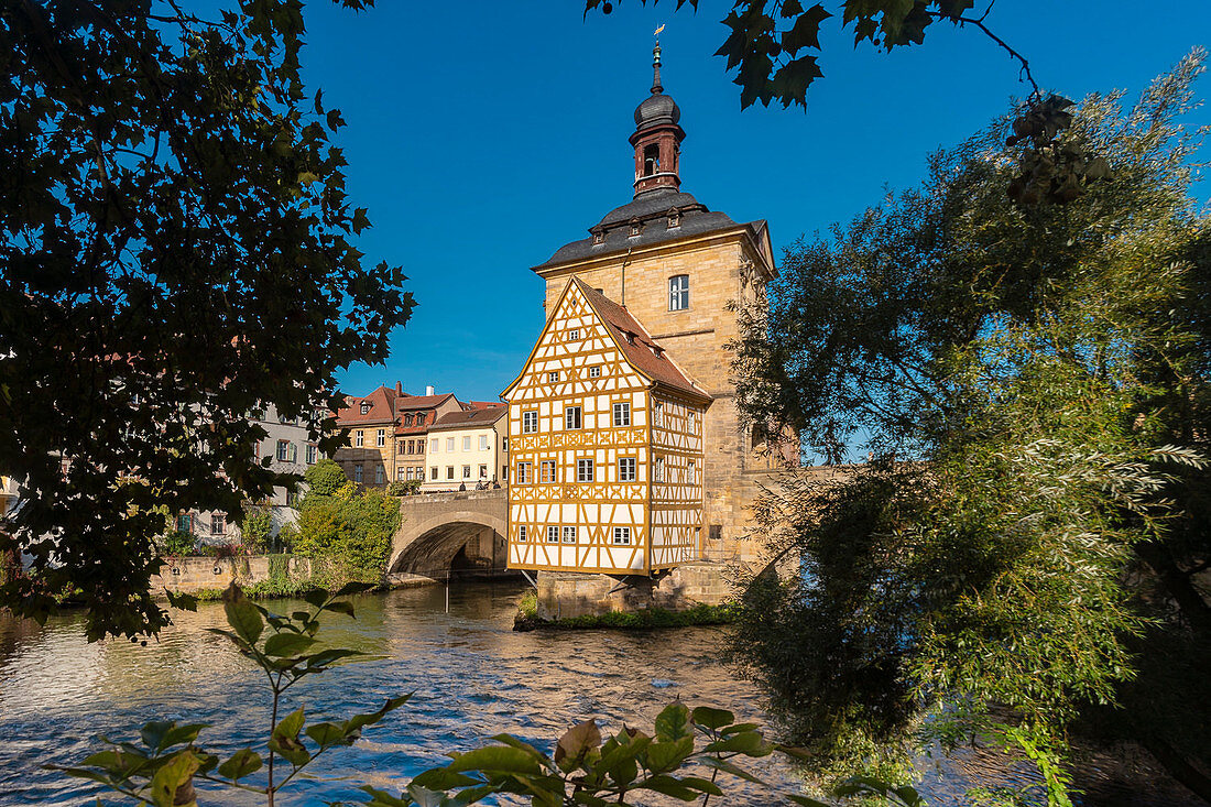 Deutschland, Bayern, Bamberg, Altes Rathaus am Fluss Regnitz