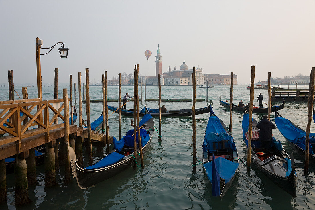 Venedig, Gondeln vertäut am Markusplatz, Blick auf San Giorgio Maggiore