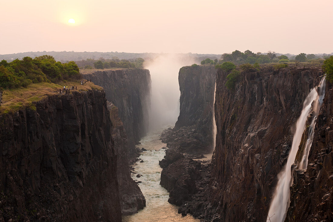 Victoriafälle, riesige Wasserfälle des Sambesi, die über steile Klippen fließen.