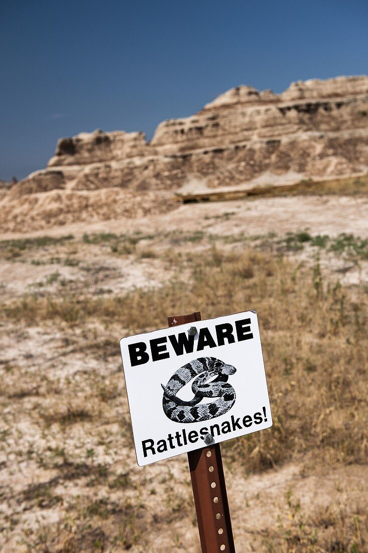 USA, South Dakota, Badlands National Park, Vorsicht vor Klapperschlangen Schild im Badlands National Park