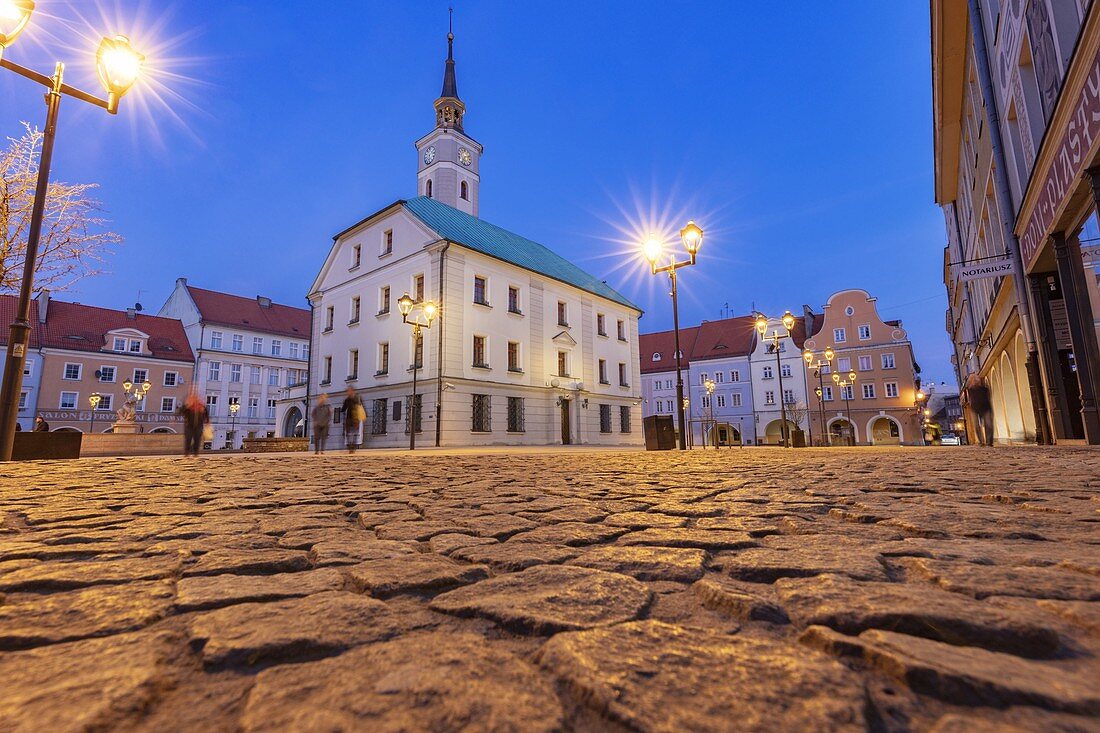 Polen, Schlesien, Gliwice, beleuchteter Stadtplatz mit Kopfsteinpflaster
