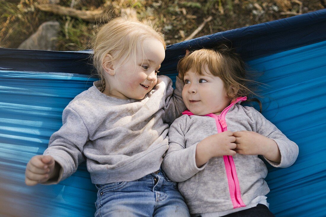 Zwei kleine Mädchen (2-3 Jahre) in der Hängematte im Uinta-Wasatch-Cache National Forest