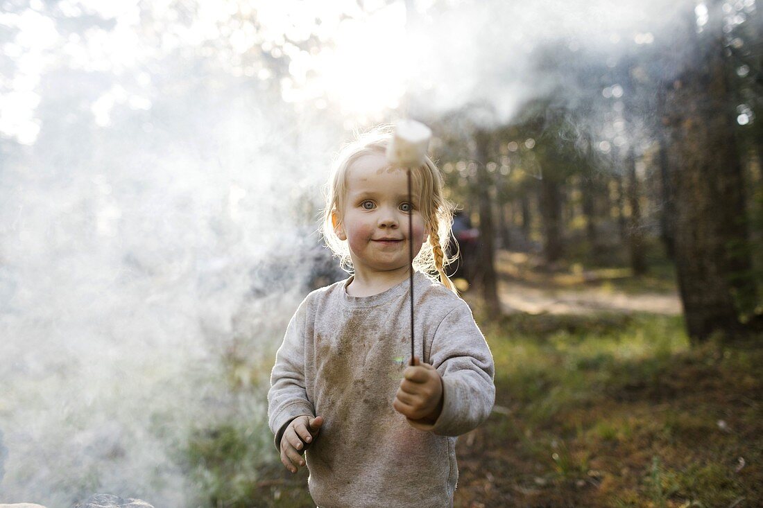 Porträt eines Mädchens (2-3 Jahre) mit Marshmallow in der Nähe von Lagerfeuer im Wald, Wasatch Cache National Forest