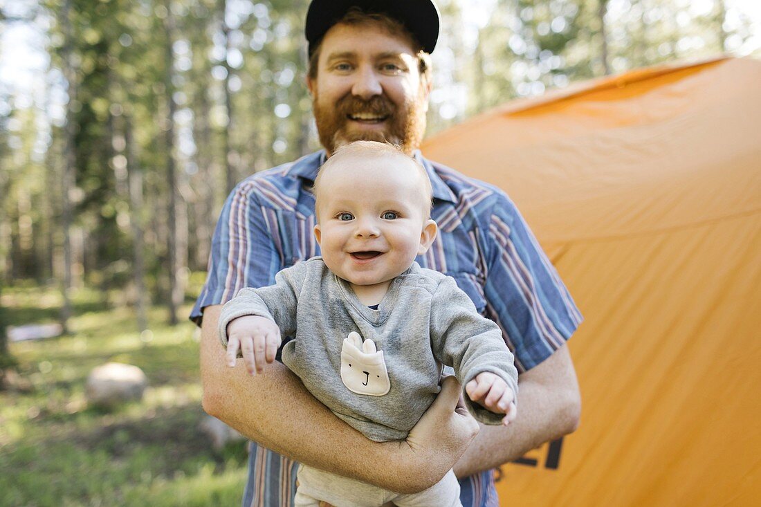 Porträt des glücklichen Vaters mit Baby-Sohn (6-11 Monate) im Uinta-Wasatch-Cache National Forest