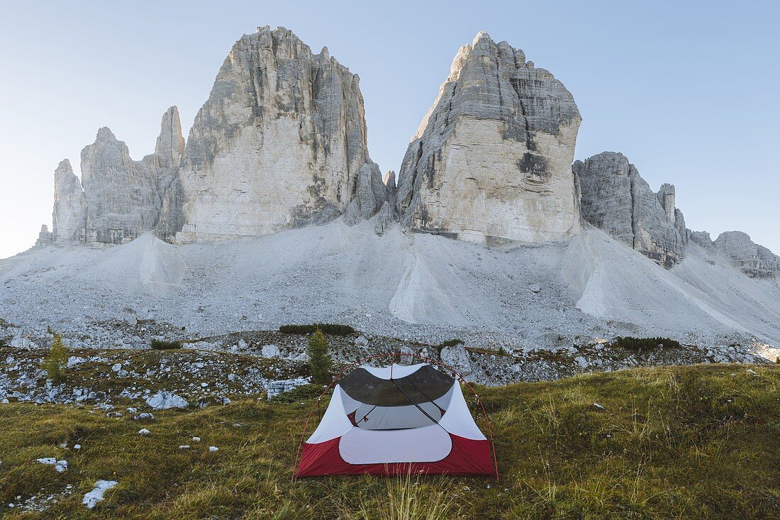 Italien, Südtirol, Sextner Dolomiten, Tre Cime di Lavaredo, Zelt vor Felsformationen